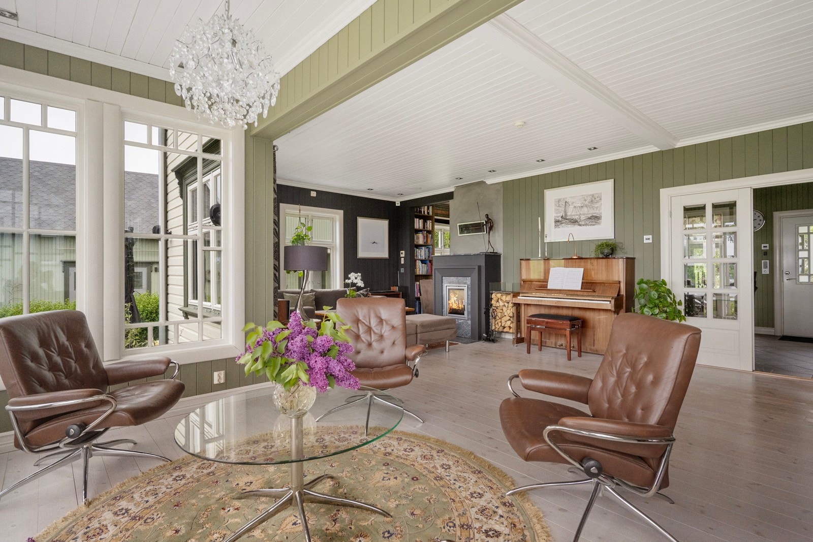 Stuen, og øvrige rom i boligen, er holdt i moderne, men likevel nostalgiske farger, som passer husets stil Galleribilde