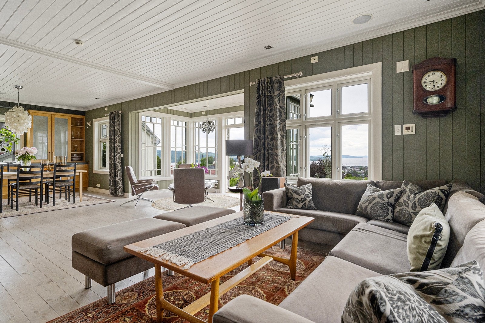 Stor, flott stue med plass til både salong og spisestuemøblement Galleribilde