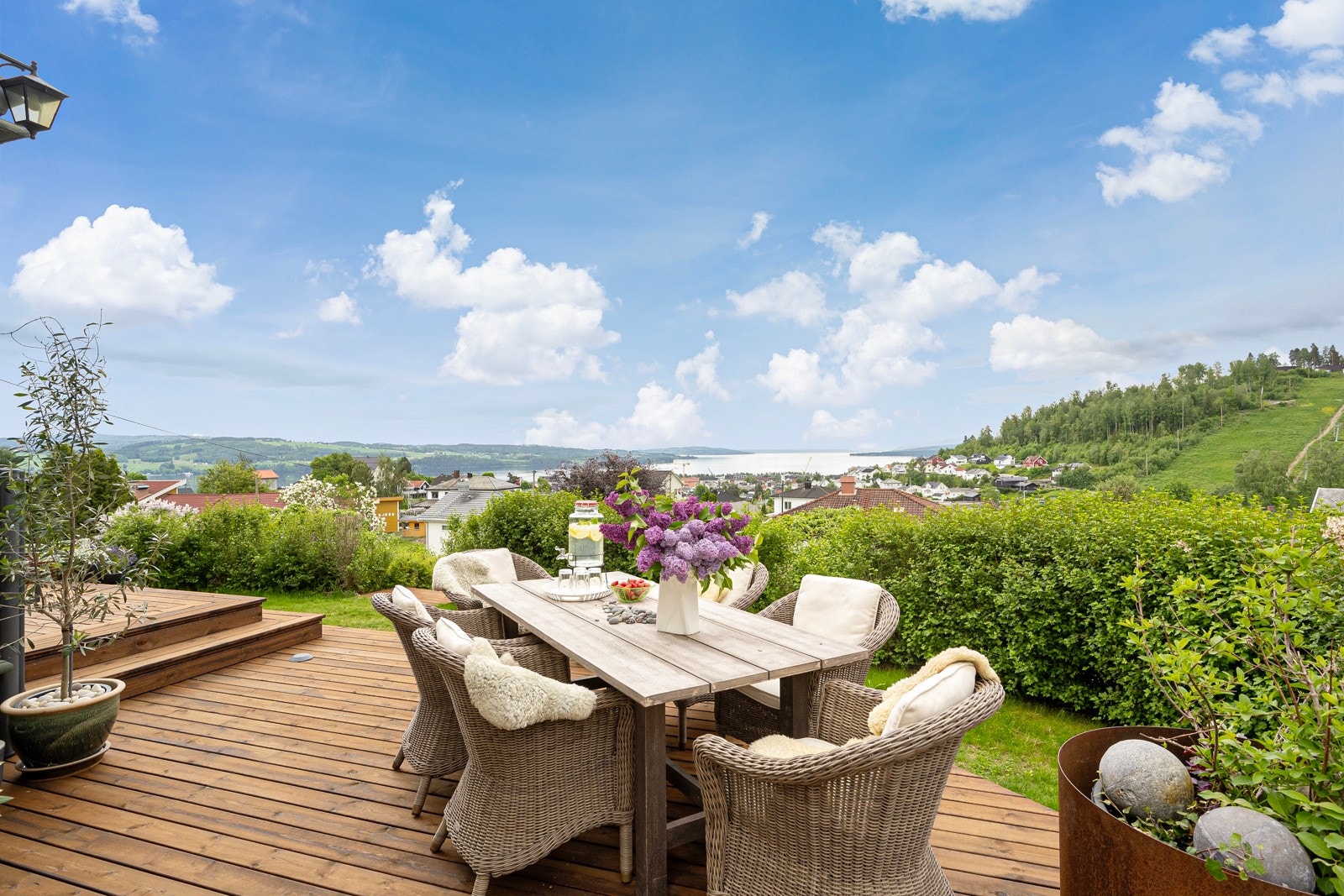 Fra terrassen er det flott utsikt mot byen, Mjøsa og Hovdetoppen Galleribilde