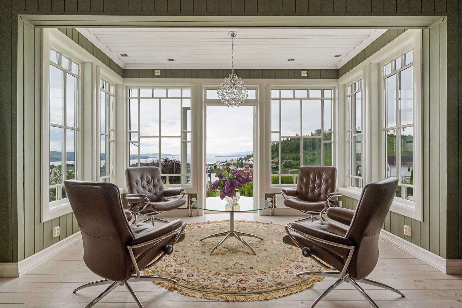 Stuen har store vinduer mot den flotte utsikten. Herfra er det utgang til en stor, parklignende hage Galleribilde