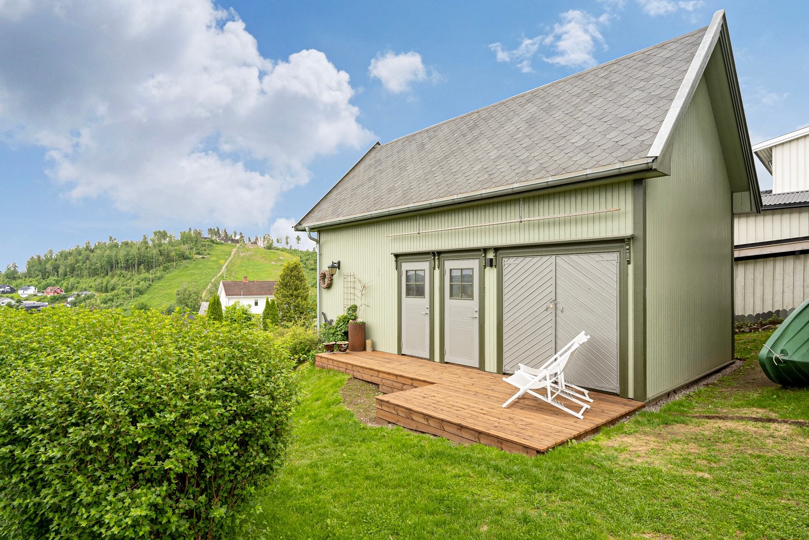 Uthus med hyggelig terrasse utenfor Galleribilde