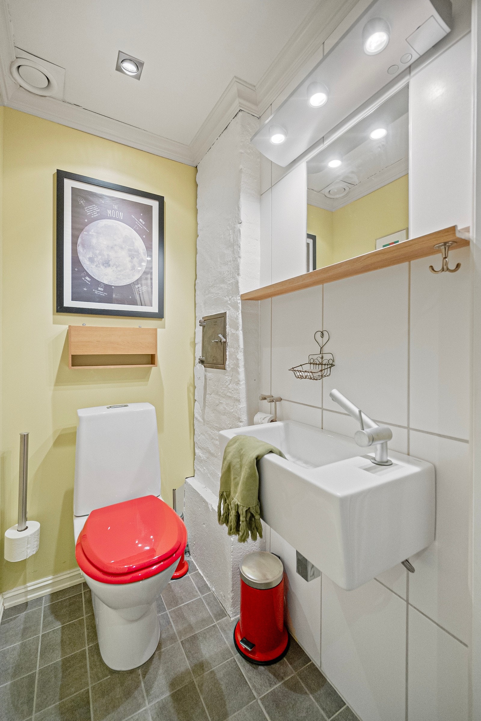 Toalettrom i kjelleren Galleribilde