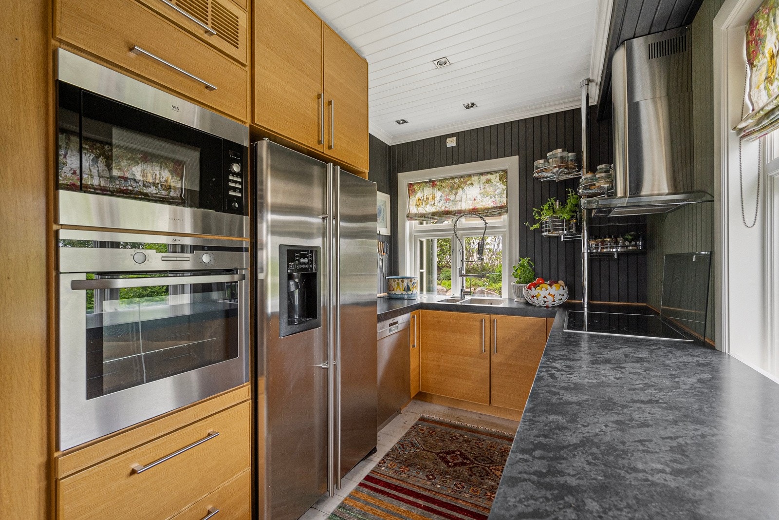 Pent og godt utstyrt kjøkken med integrert koketopp, stekeovn, microbølgeovn, oppvaskmaskin og vinskap. Plass for dobbelt kjøl-/fryseskap Galleribilde