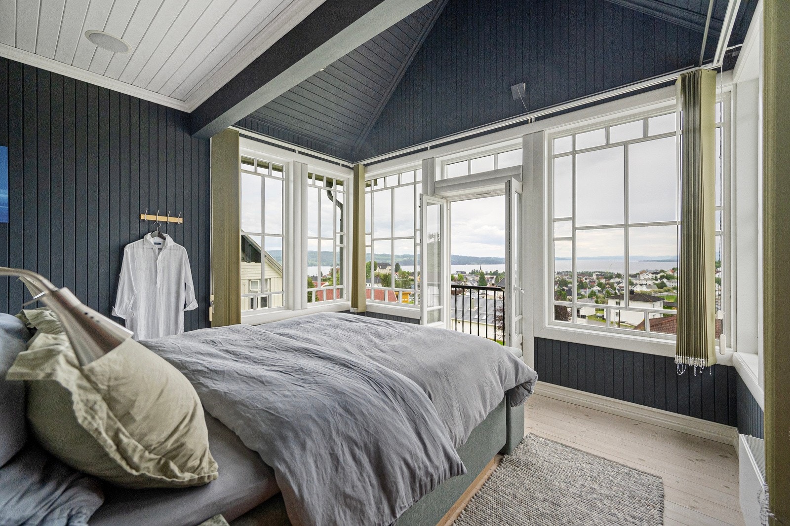 Boligen har et nydelig hovedsoverom med store vinduer mot utsikten Galleribilde