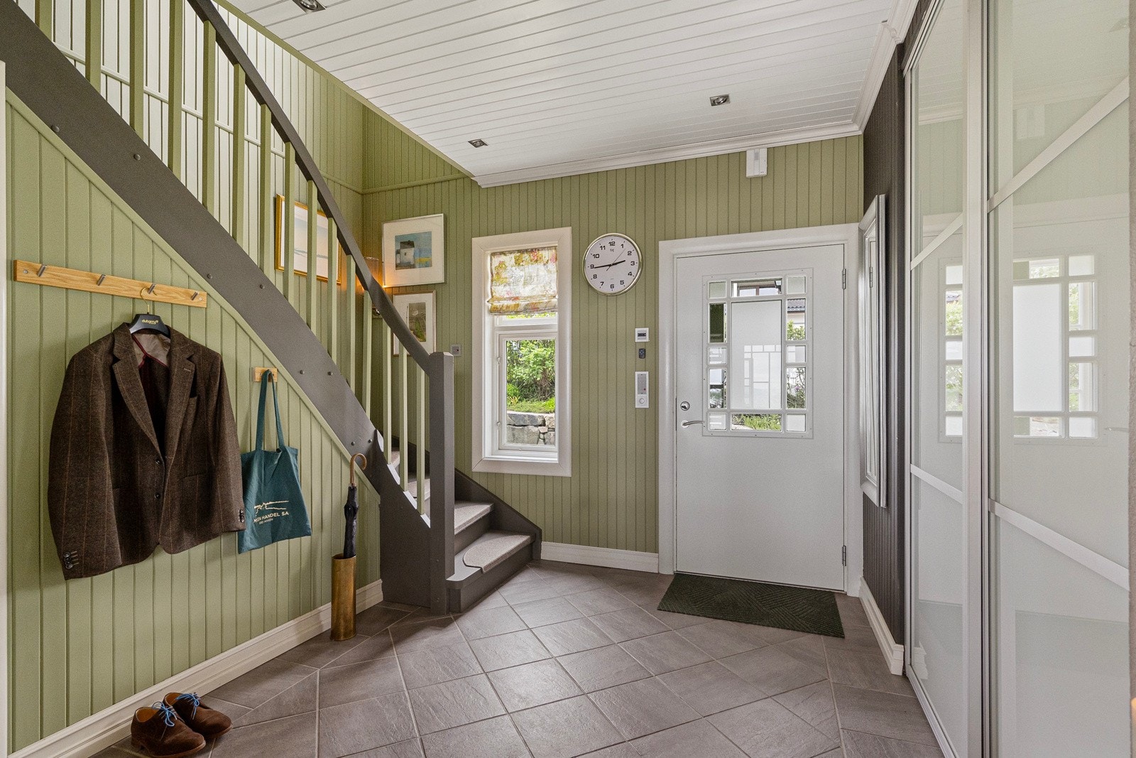 Staselig inngangsparti med skyvedørsgarderobe og trapp til 2. etasje Galleribilde