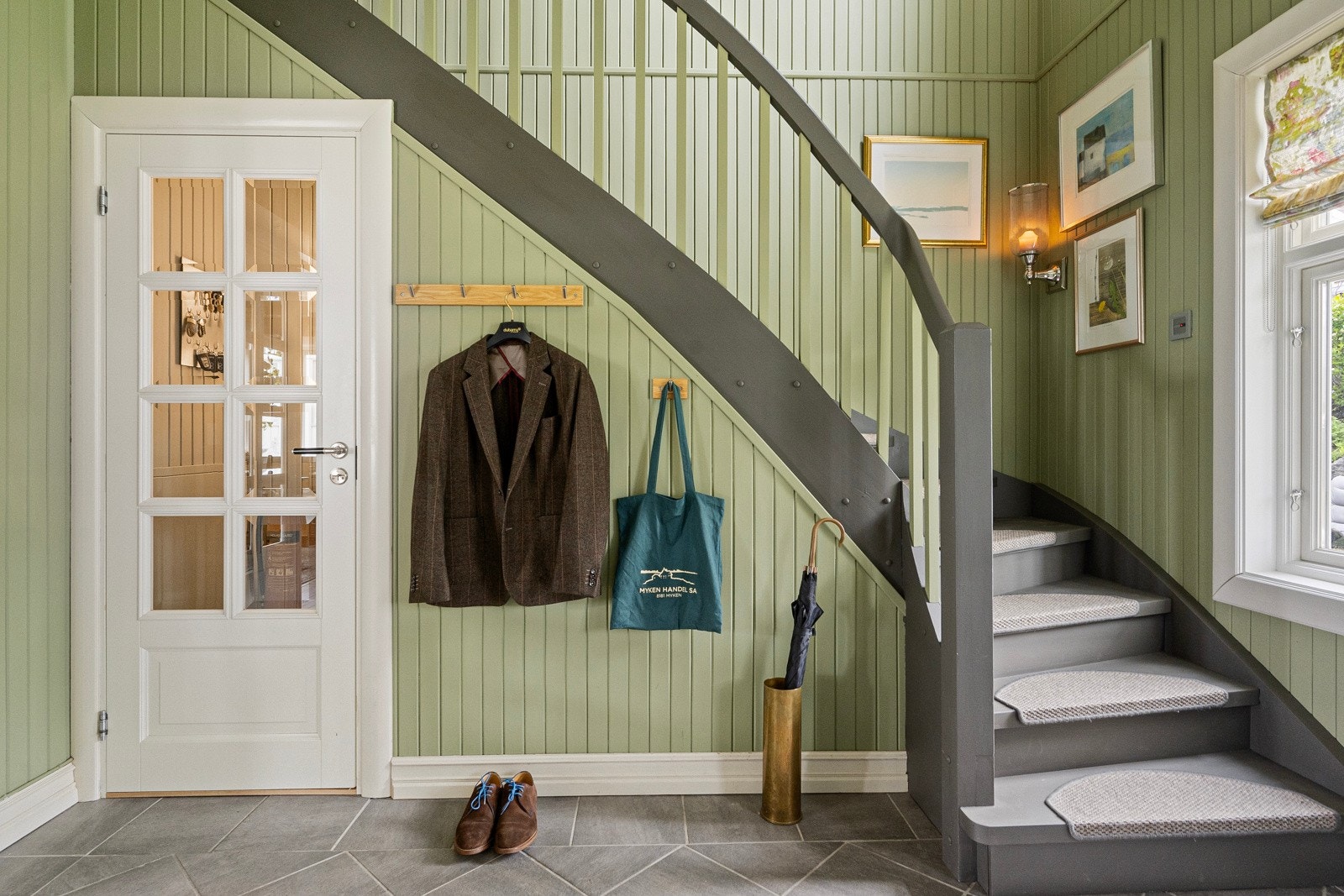 Nydelig trapp til 2. etasje Galleribilde