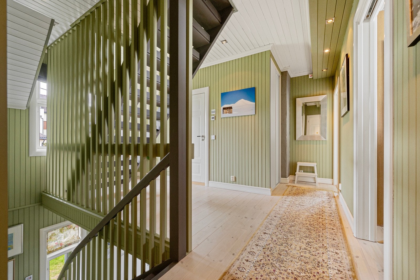 Stor hall i 2. etasje. Også 2. etasje er holdt i duse, rolige farger i tråd med husets stil Galleribilde