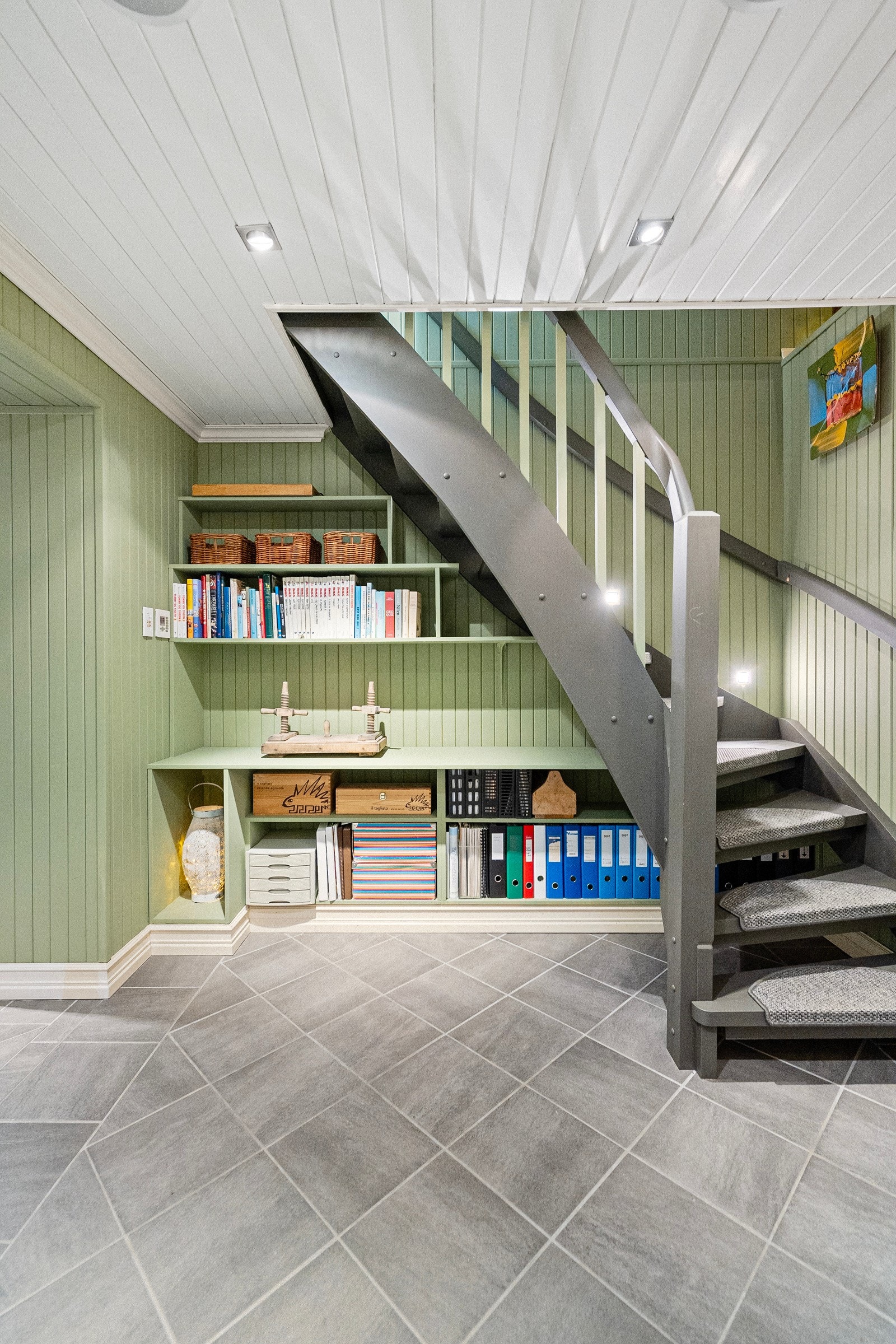 Underetasjen er innholdsrik og inneholder bl.a. gym, bodplass, teknisk rom, vaskerom, kjølerom, bad og badstue Galleribilde