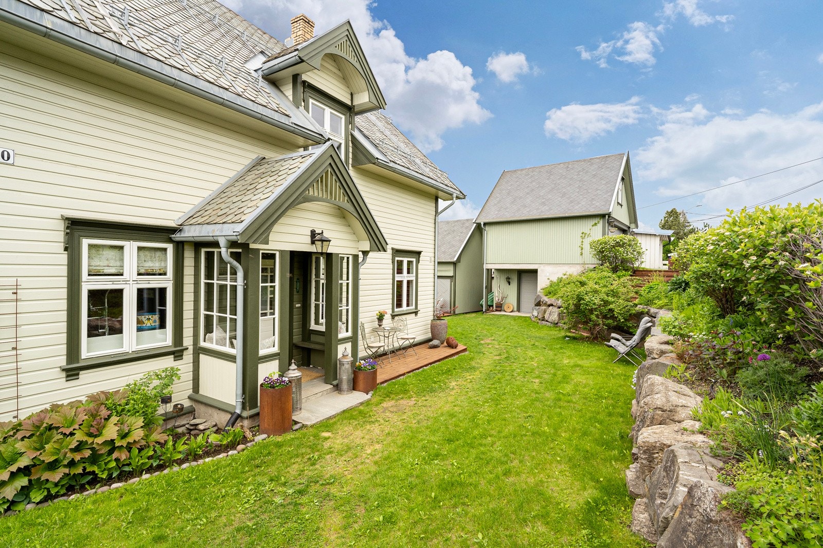 Hyggelig, overbygget inngangsparti Galleribilde