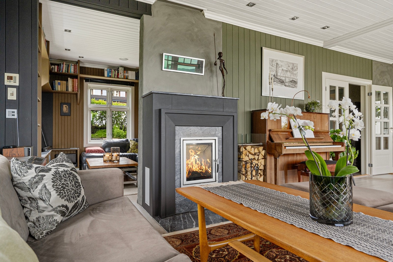 I stuen finnes en peis med glassdør for kaldere dager. Galleribilde