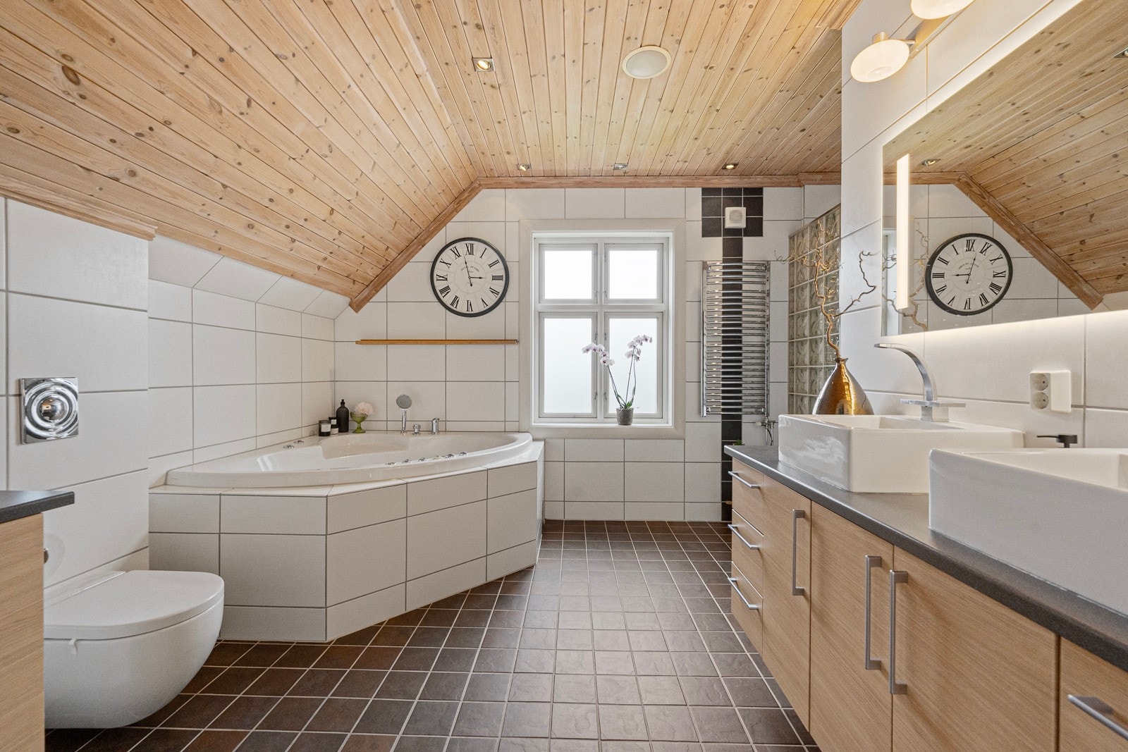 Badet i 2. etasje er meget romslig. Her er flislagt gulv med varme og flislagte vegger. Galleribilde