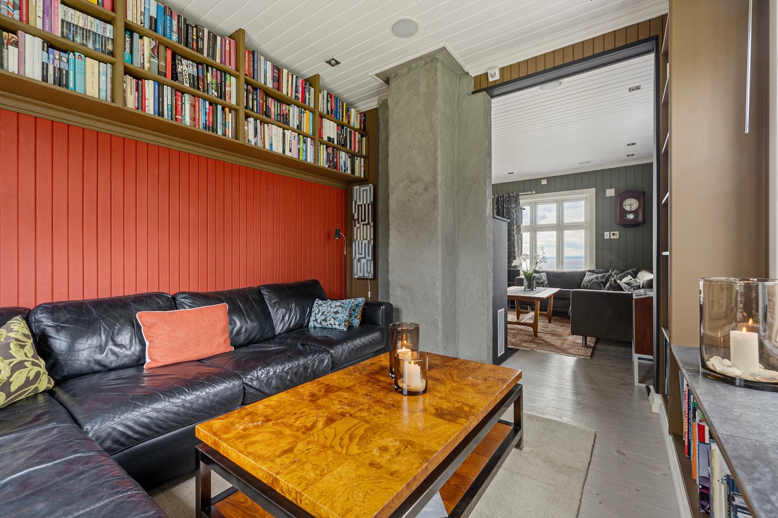 Fra stuen kommer du inn i en tv-stue/bibliotek. Galleribilde