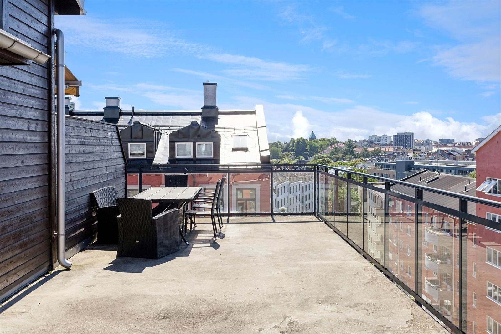 Felles solrik takterrasse Galleribilde