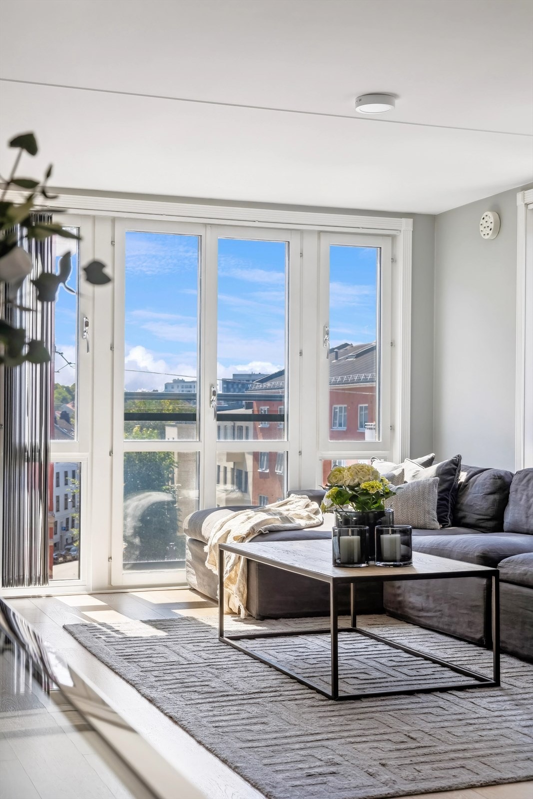 Leiligheten oppleves som lys og luftig med store vindusflater som gir rikelig med lys inn Galleribilde