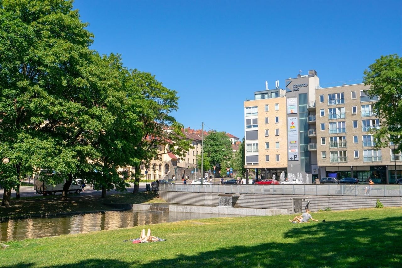 Alexander Kiellands hus med vinmonopol, matbutikker, baker m.m. Galleribilde