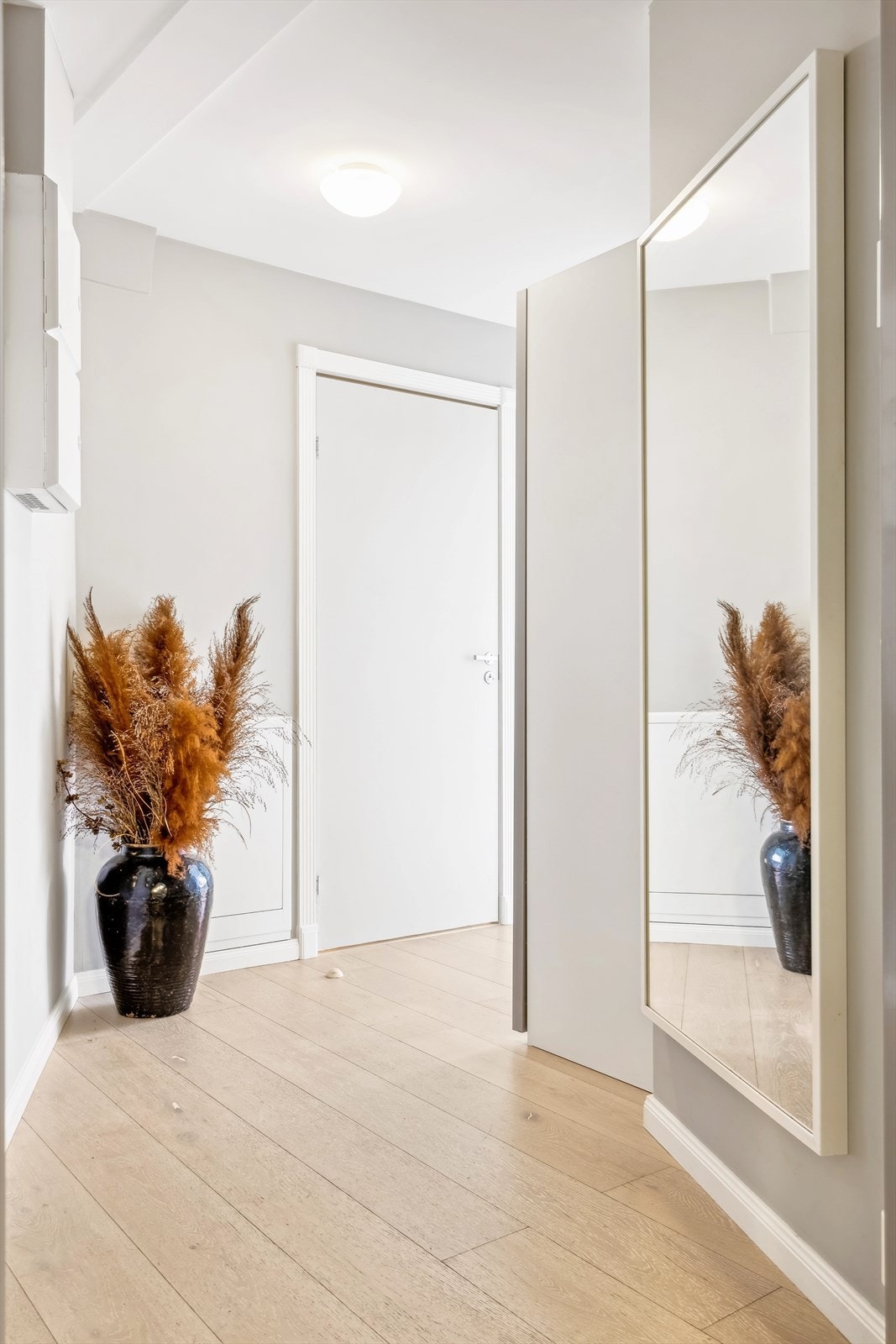 Velkommen inn til en lys og hyggelig entré med ekstra plass til oppbevaring i garderobeskap Galleribilde