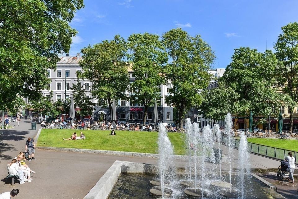 Alexander Kiellands plass med flere restauranter noen få minutter unna. Hyggelig uteservering! Galleribilde