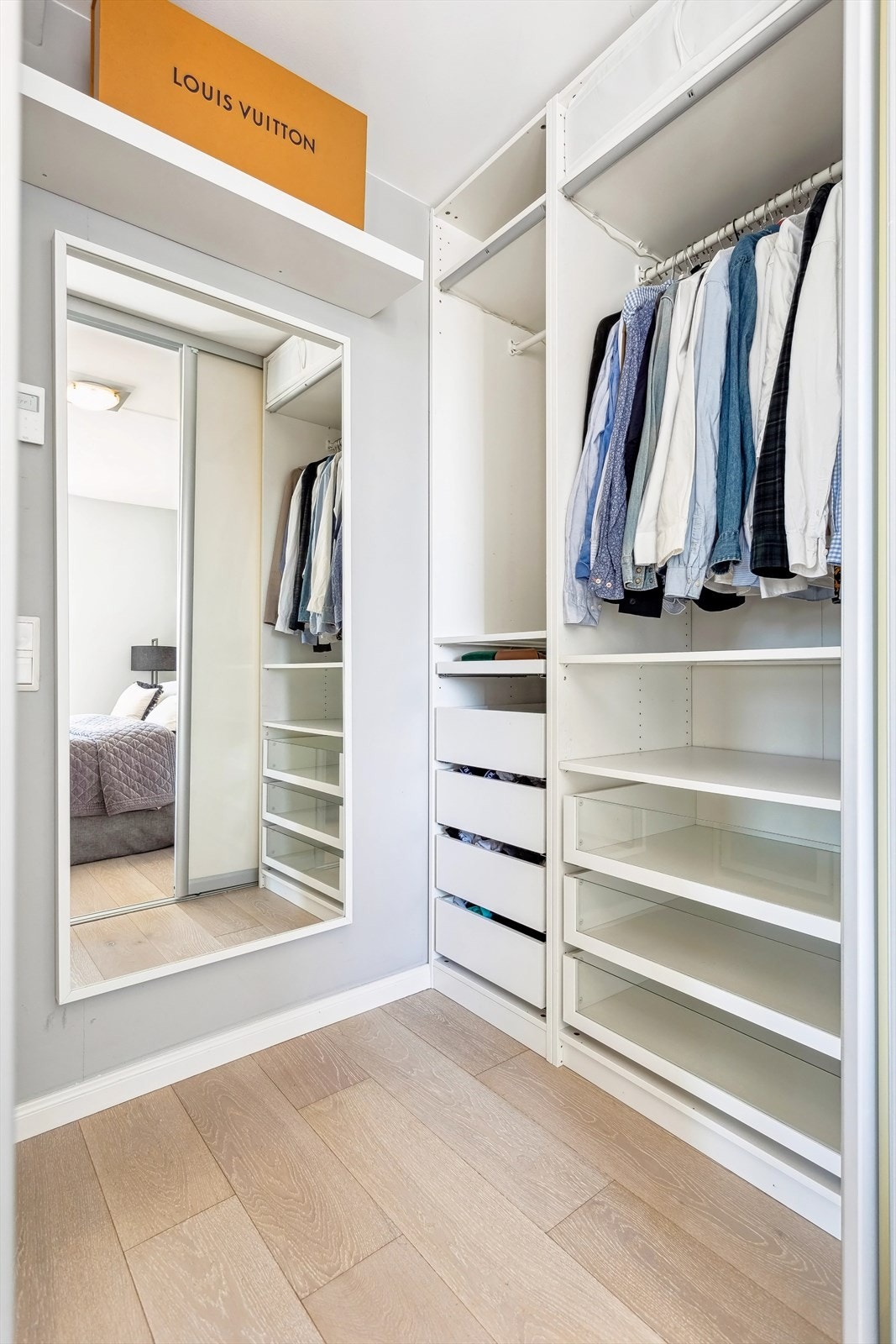 Fra soverom er det tilknyttet en egen walk-in garderobe med god plass til oppbevaring Galleribilde