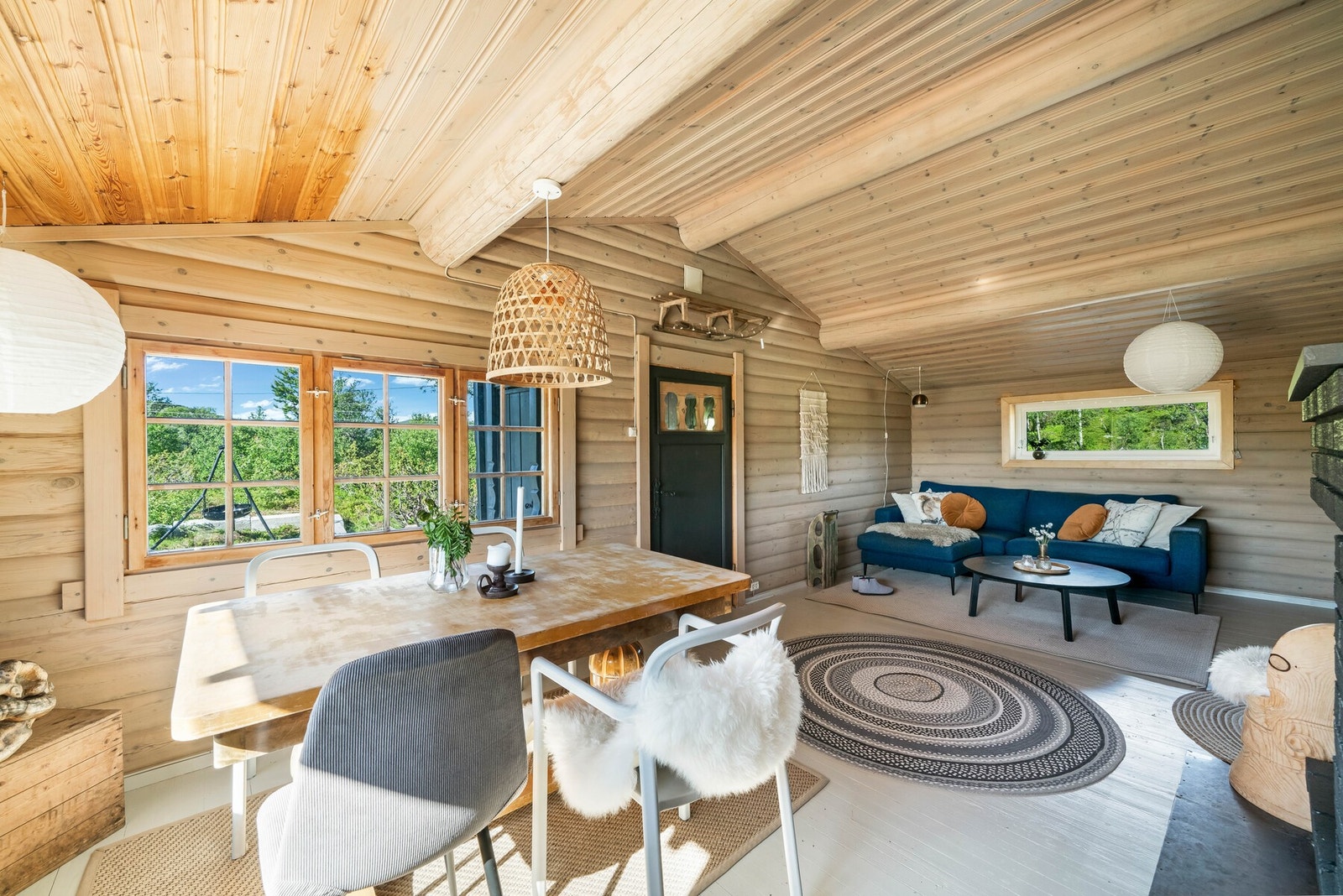 Stuen har lysnet maskinlaft på vegg, beiset tak i tilegg til malt tregulv. Stuen har god plass til både spisebord og sofagruppe, og en vedovn varmer godt på de kaldeste dagene. Galleribilde