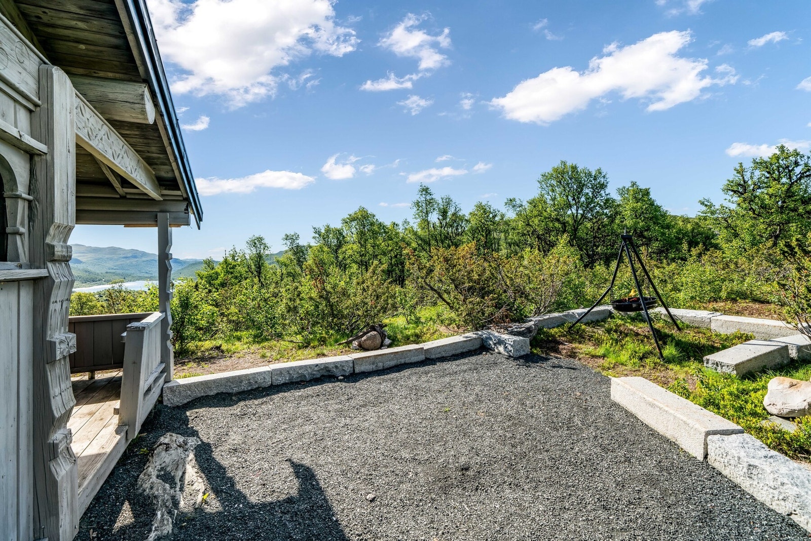 dkomst med kjørbar vei helt frem til hytta. Naturtomt med opparbeidet gårdsplass og gruset innkjørsel. Kantstein og overbygget inngangsparti med veranda. Galleribilde