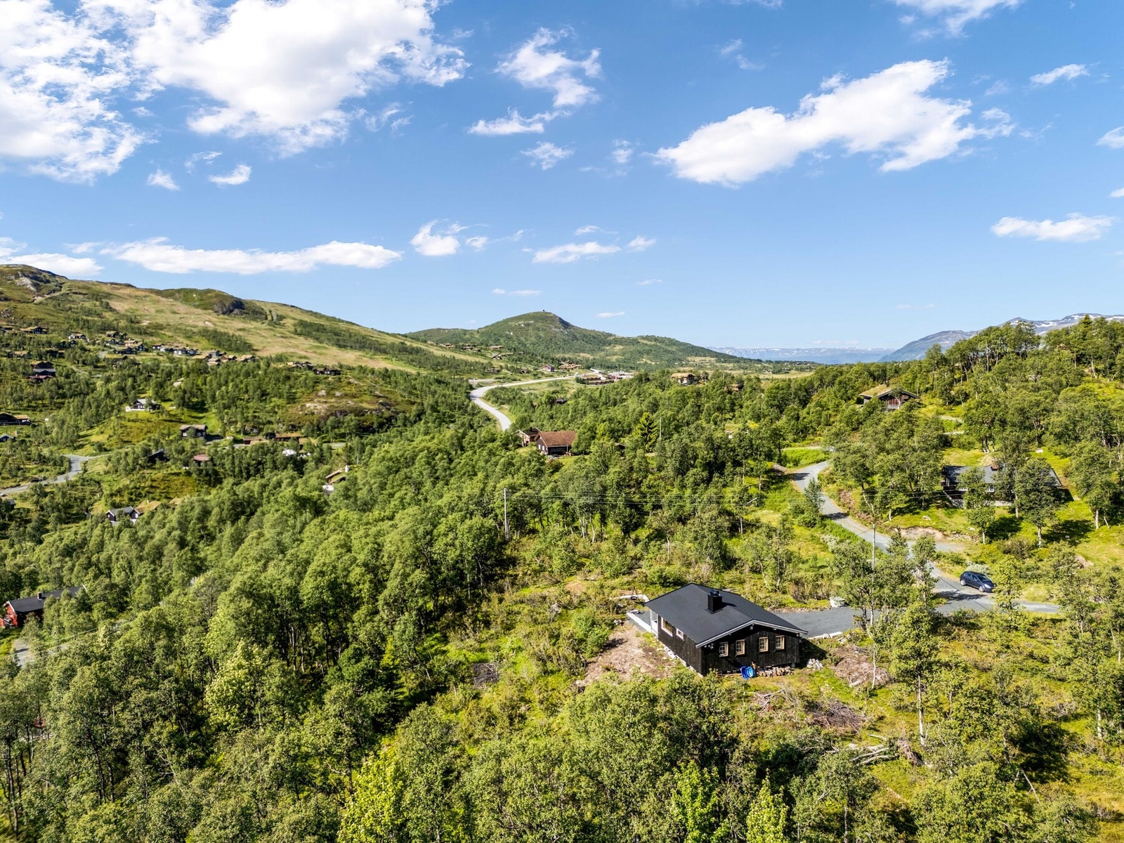 Vinterstid blir det kjørt opp mange kilometer med langrennsløyper i nærområdet, både innover mot Brattfjell og Grasfjell, som gir flott utsikt mot bla Gaustatoppen.
Ønsker en å stå alpint så ligger Rauland Skisenter ca 20 min unna, eventuelt Gaustablikk S Galleribilde