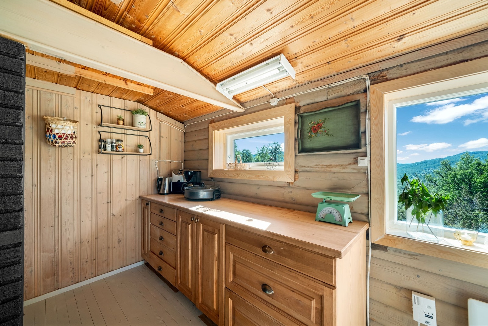 Kjøkken har åpen løsning mot stue. Kjøkkeninnredningen har profilerte fronter og benkeplate av heltre. I innredningen er det satt inn frittstående kjøpeskap. Galleribilde