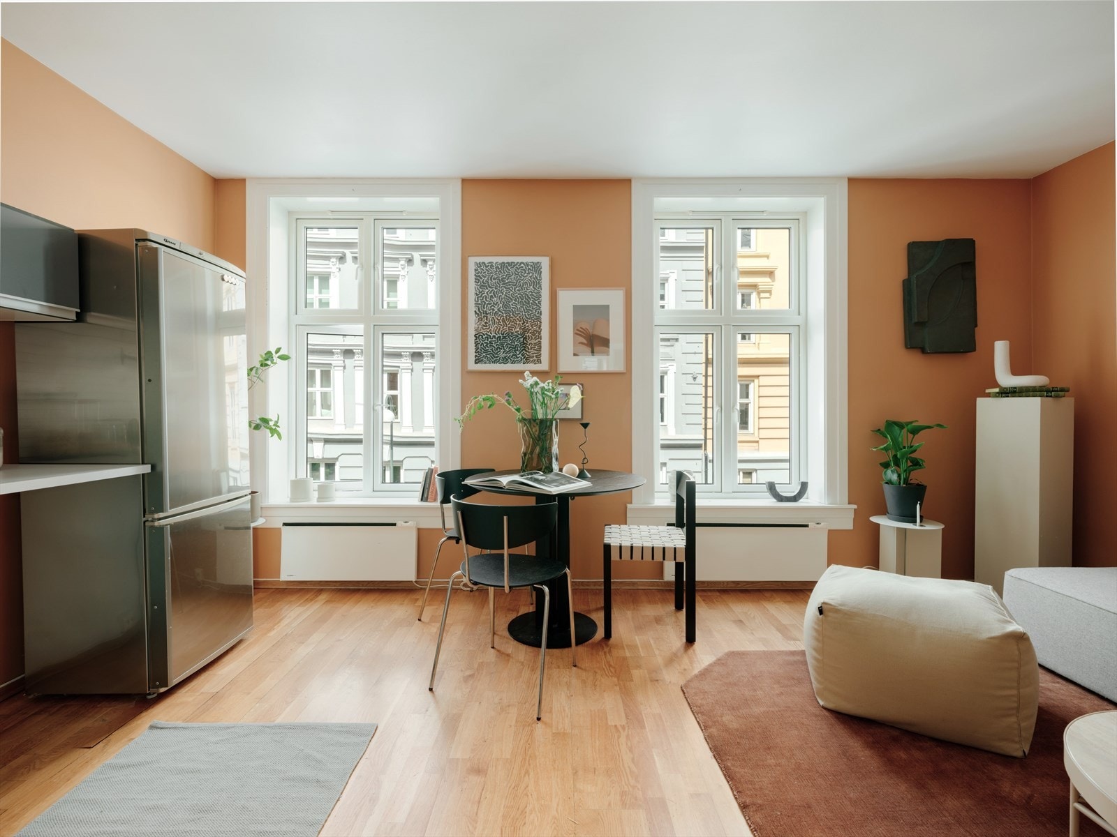 Her finner du forrige århundrets sjarm, med høye vinduer og generøs takhøyde i kombinasjon med moderne overflater og innredning. Galleribilde