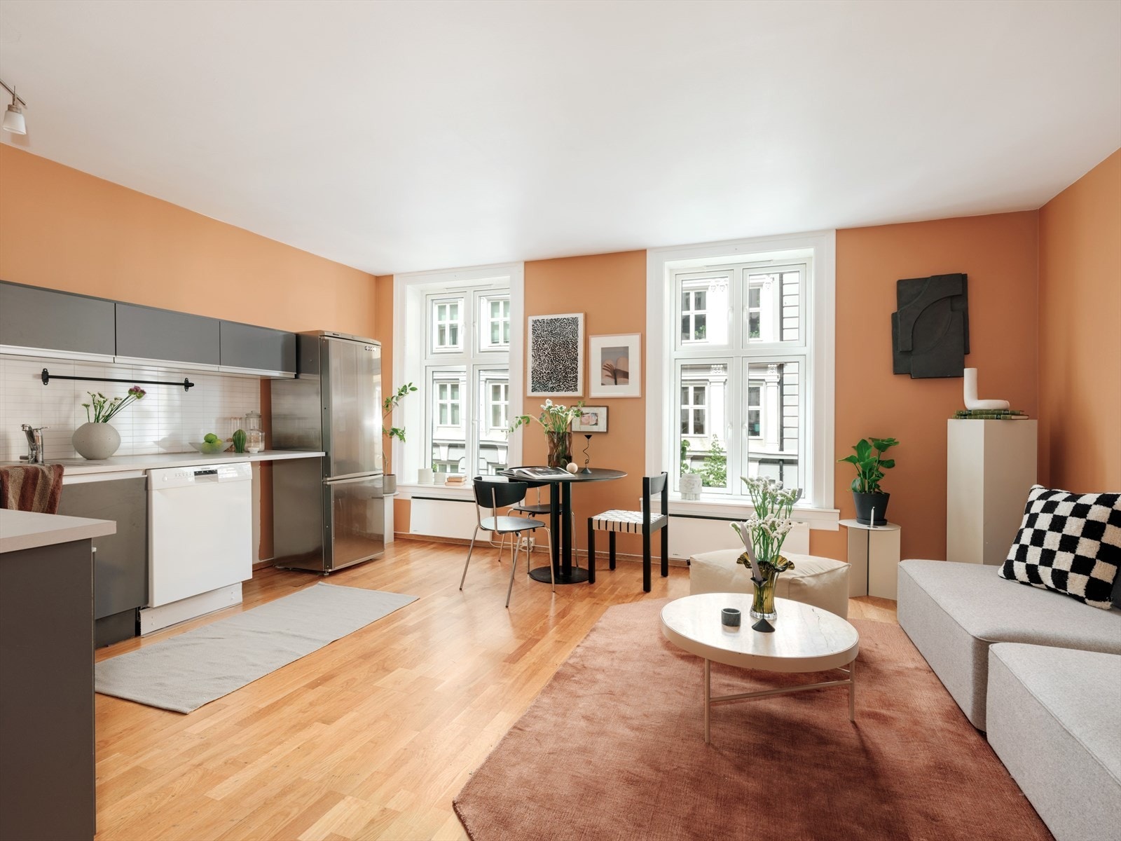 Her får du rikelig med lys og luft. Leiligheten har en svært god og sosial planløsning. Galleribilde