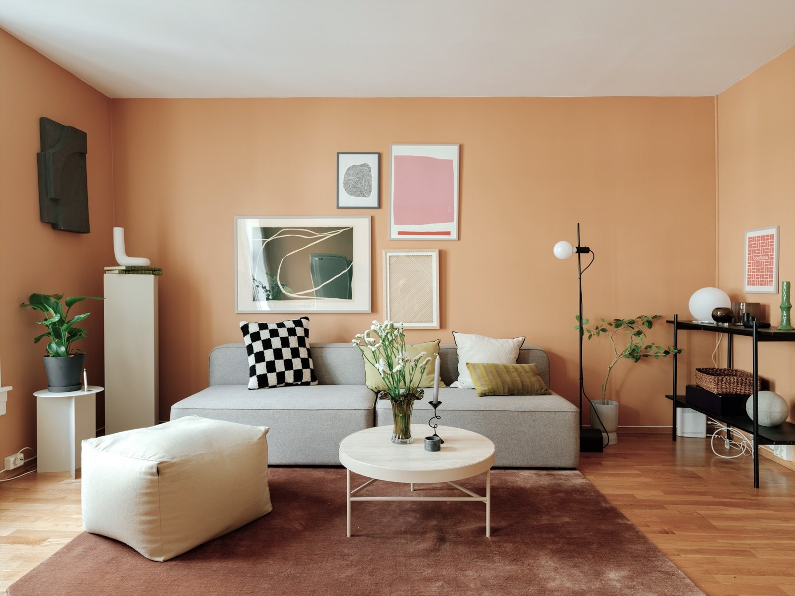 Bolgen er godt tilpasset sosialt liv, med plass til både en sofa- og TV-krok i tillegg til spisebord. Galleribilde