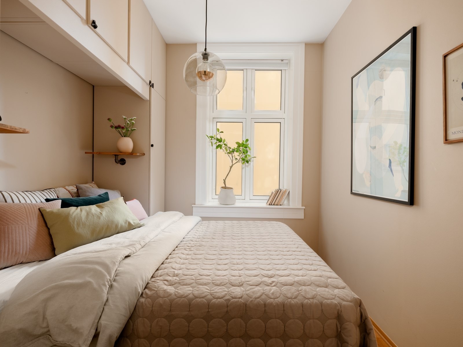 Soverommet ligger fint til inn mot stille, avlukket bakgård. Galleribilde