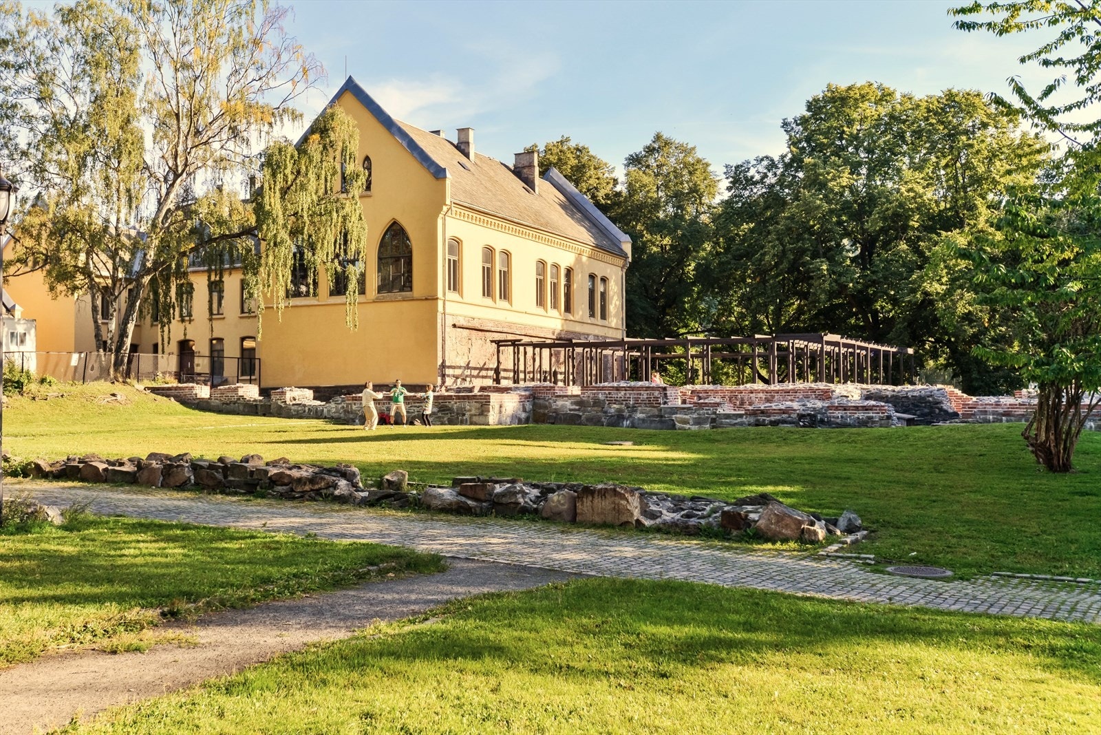 Minneparken, på folkemunne kjent som Ruinparken. Galleribilde