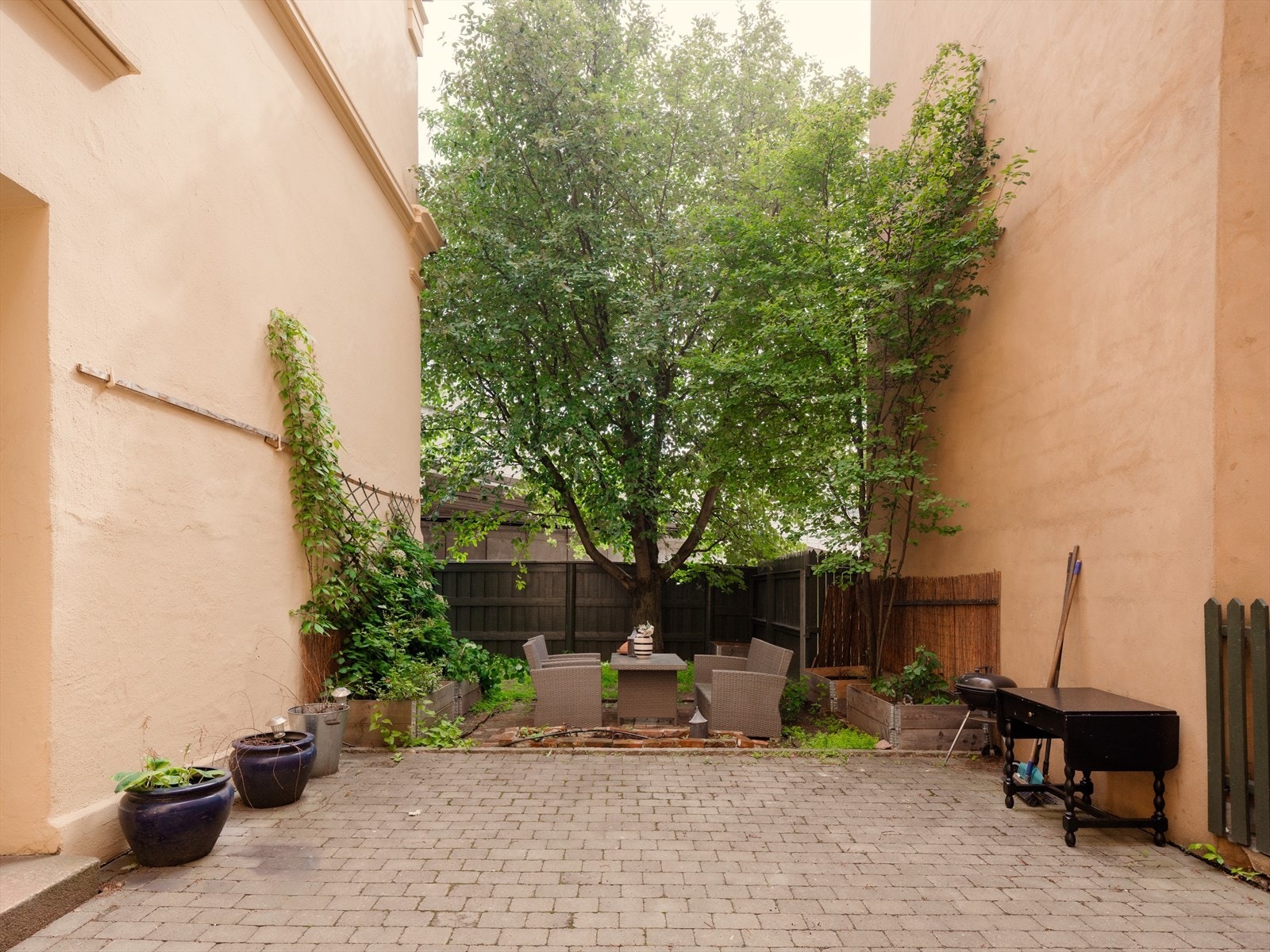 Lukket og rolig bakgård. Sittegruppe og sykkelparkering finner du her. Galleribilde