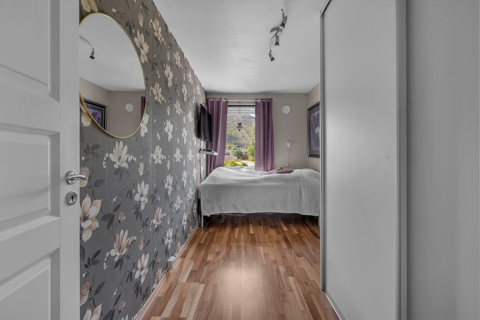 Skyvedørsgarderobe i 2 av soverommene. Galleribilde