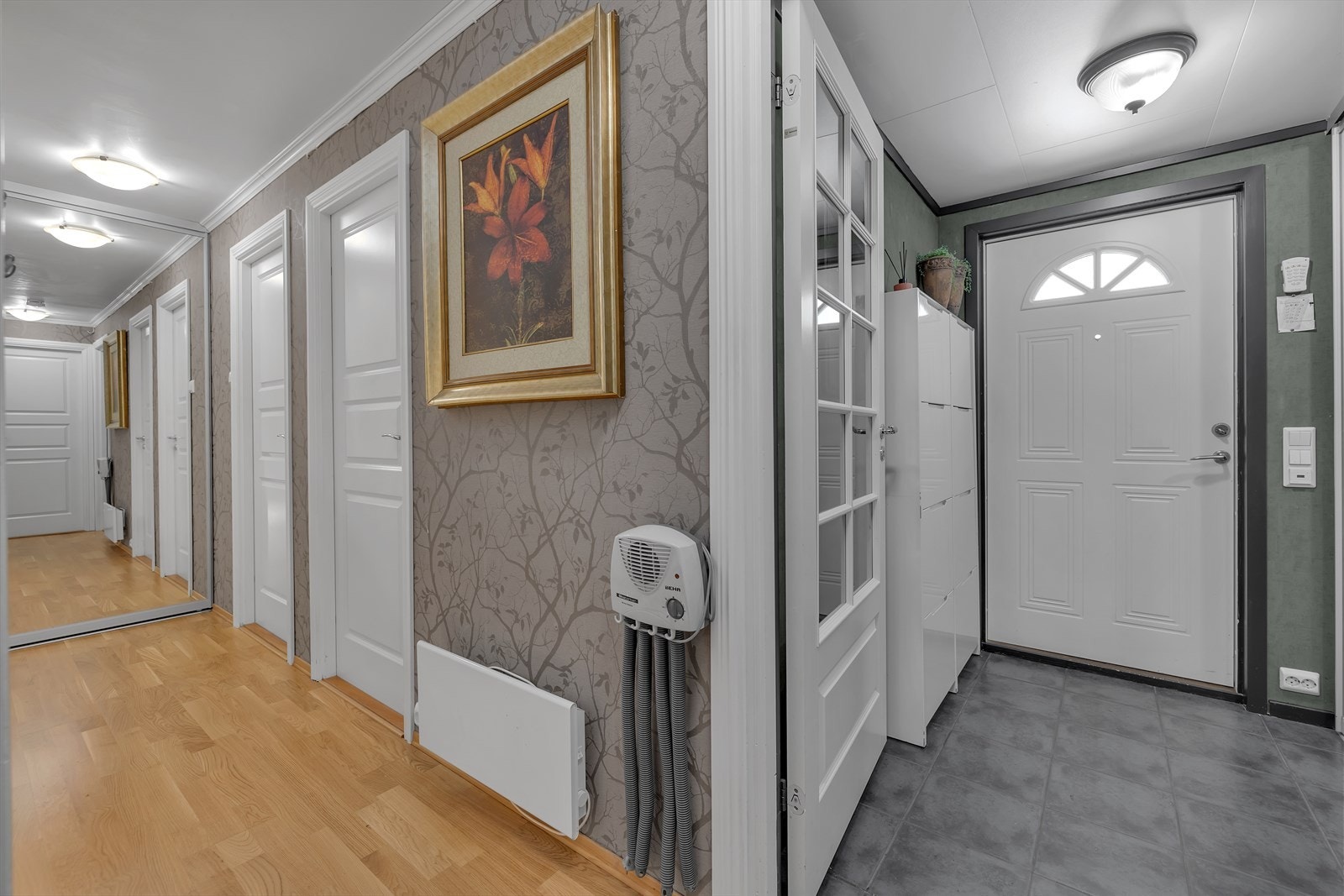 Flislagt entre. Skyvdørsgarderobe i mellomgang. Galleribilde