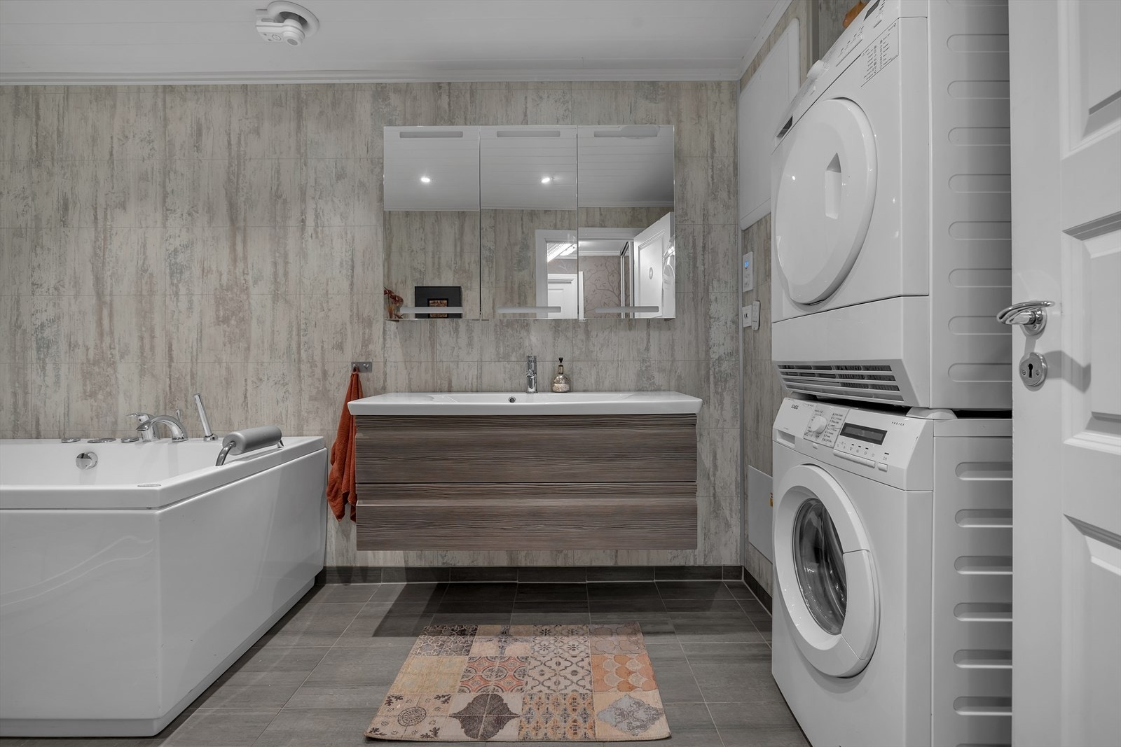 Badet er romslig og moderne, renovert i 2015. Galleribilde