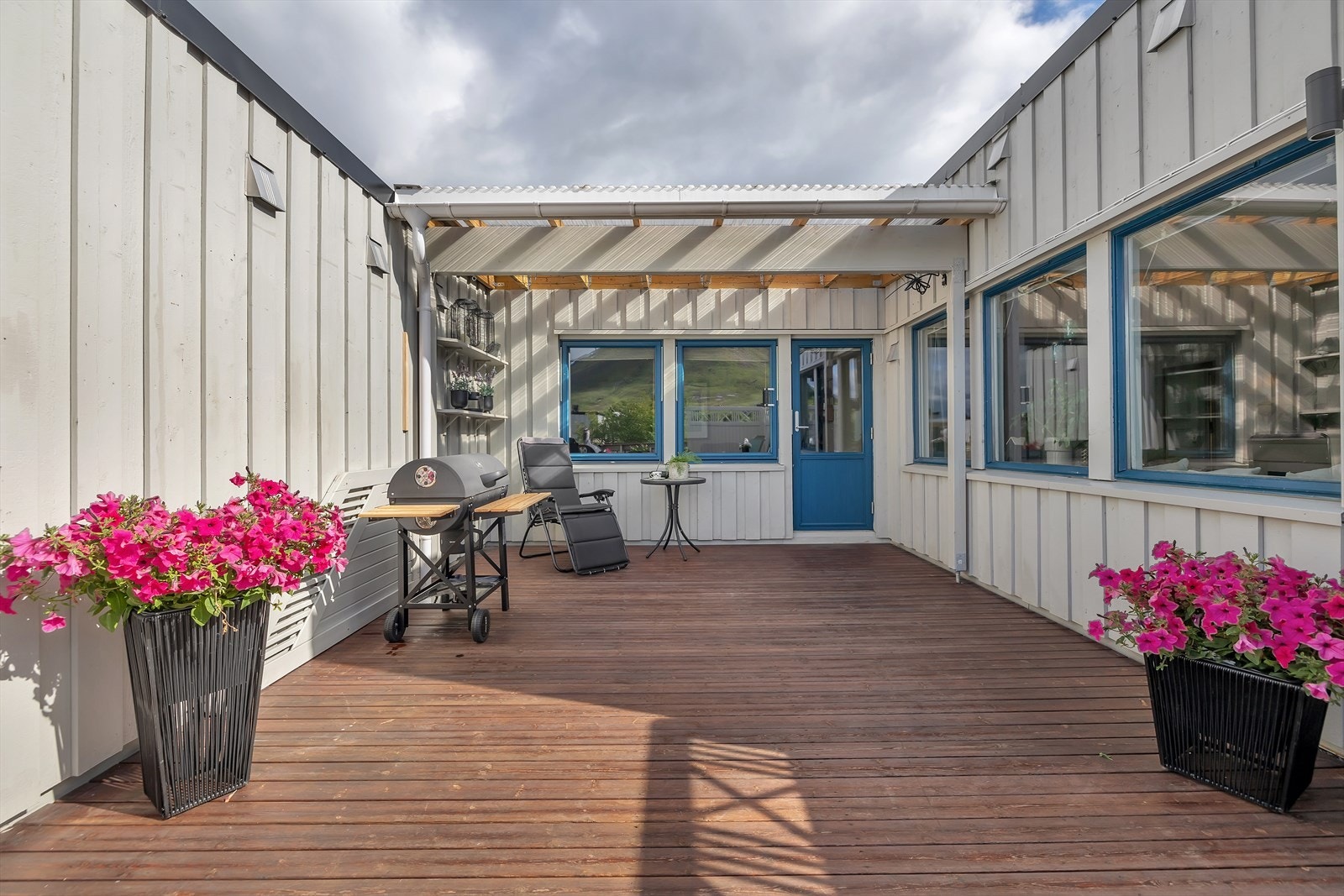 Stor terrasse med utgang fra spisestuen. Galleribilde