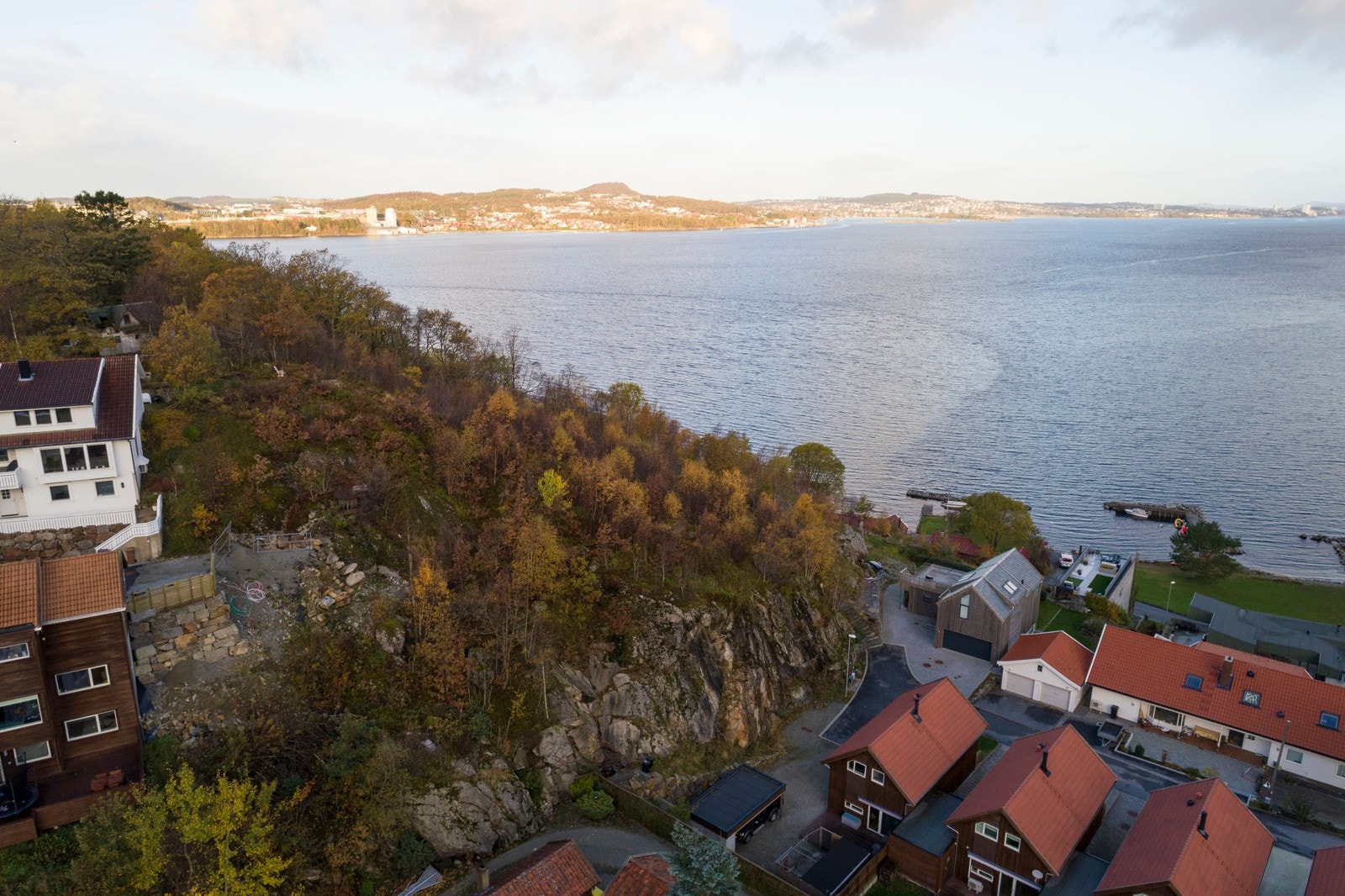 Laff ned og nyt solnedgangen sittende på bryggekanten. Galleribilde