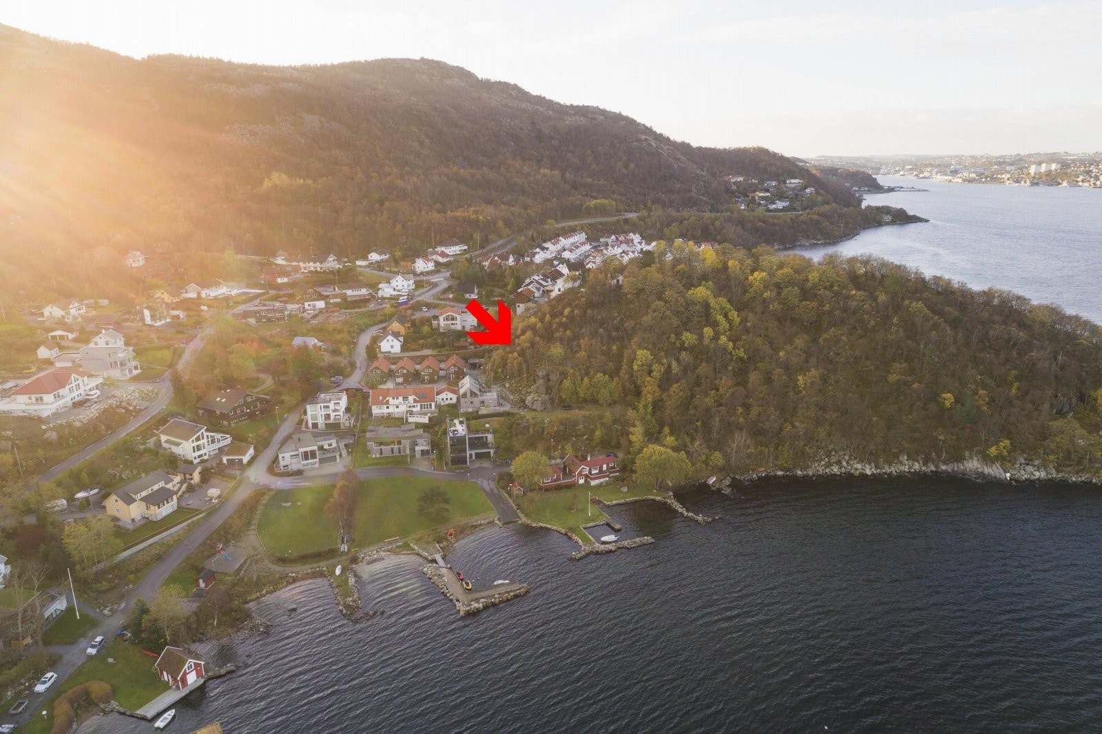 Tre tomter i fantastiske omgivelser. Galleribilde