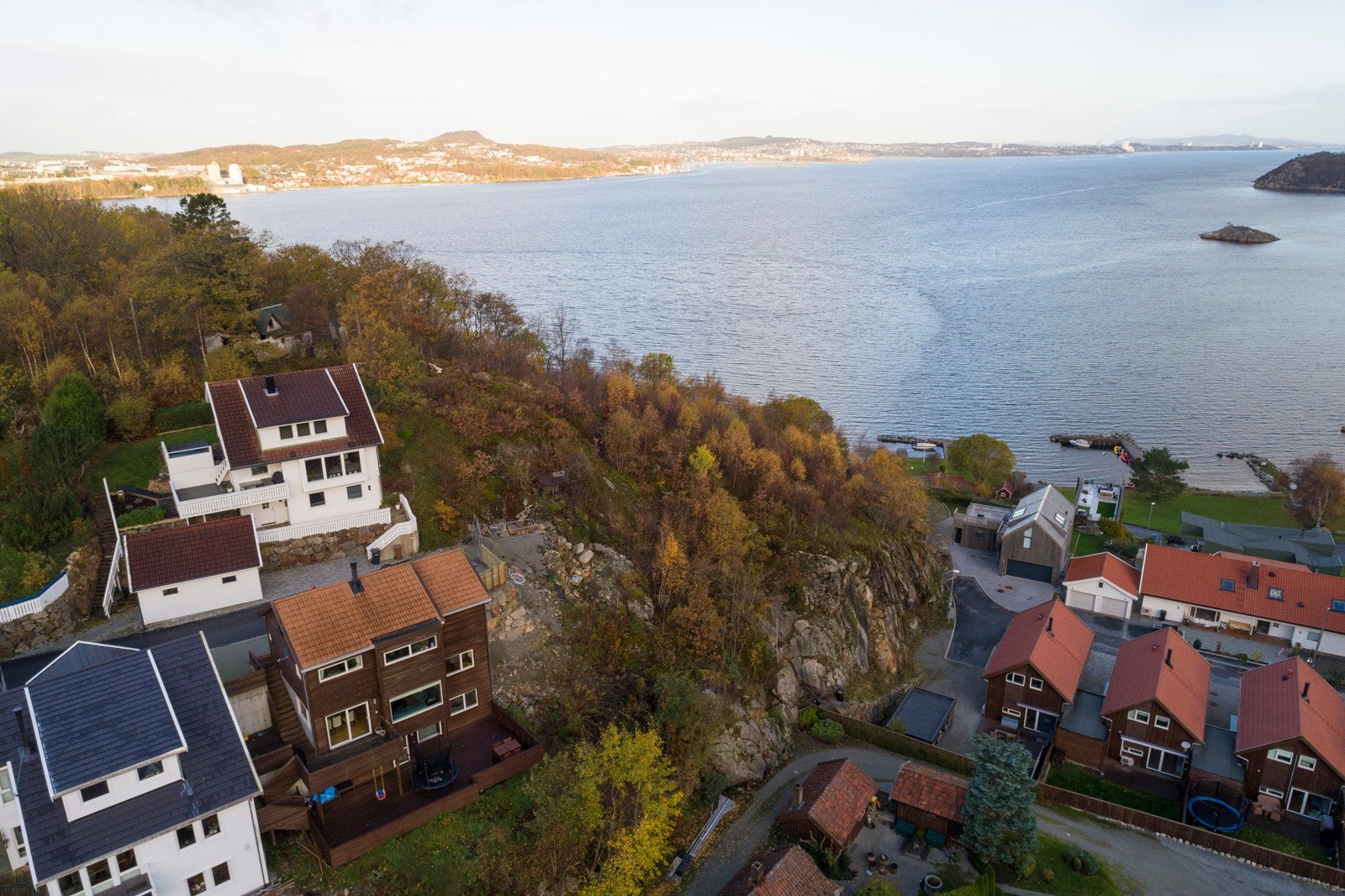 Det er lagt frem vann, avløp til overvann, kloakk og strøm til tomten. Galleribilde