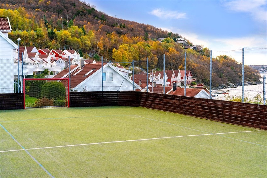 Ballbinge og flere lekeplasser like ved. Galleribilde