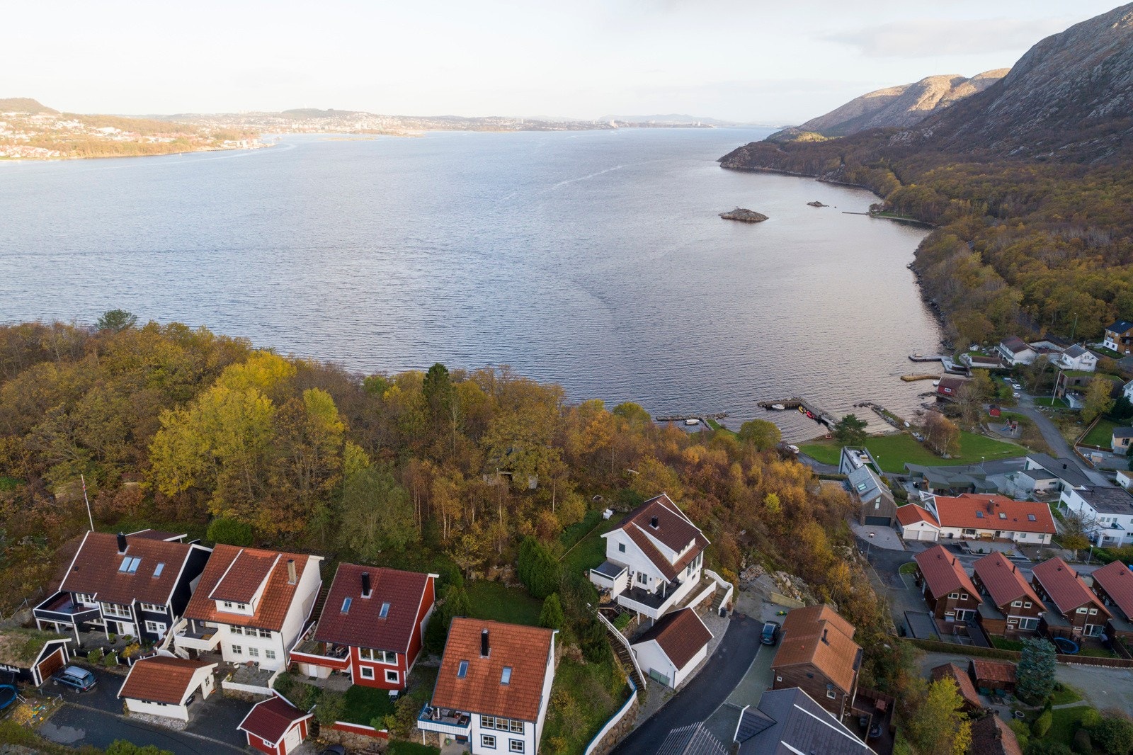 Kjør fra Sandnes langs den vakre Gandsfjorden i 5 minutter så befinner du deg i et av våre aller mest naturskjønne områder. Galleribilde