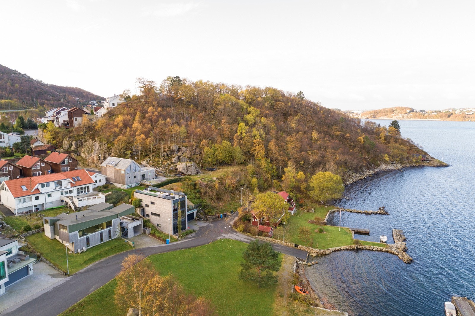 Mange faktorer gjør dette attraktive, maritime, naturskjønne og barnevennlige boligområdet et ønske for mange. Galleribilde