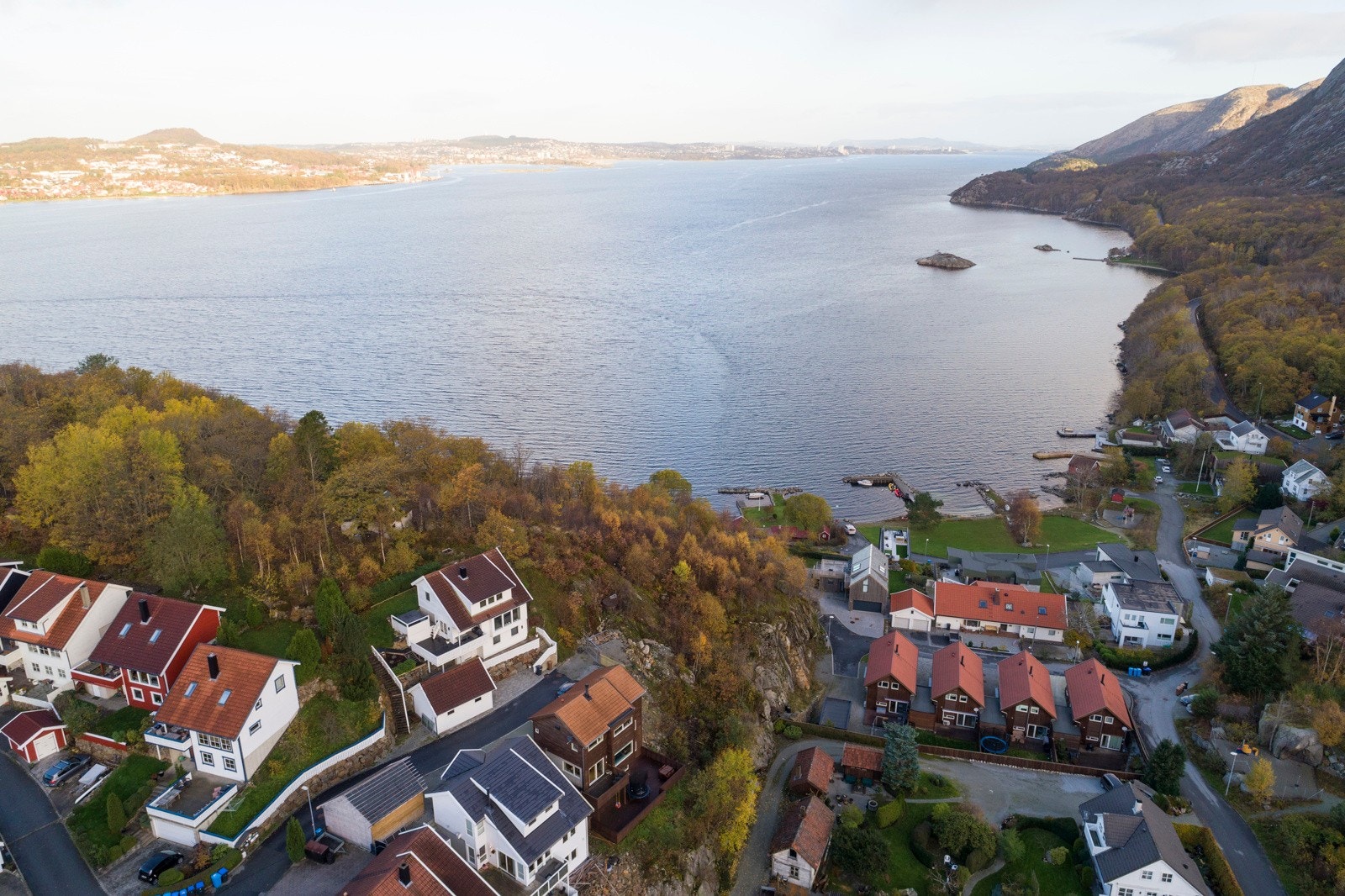 Dyrnesvika/Strondavika er et strålende sted for alle som vil bo ved sjøen, i naturen, men likevel nær byen. Galleribilde