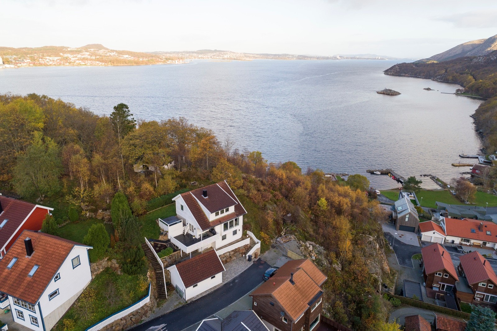 Fjordutsikt, frisk sjøluft, ruvende fjell og skog som endrer seg med årstiden. Galleribilde