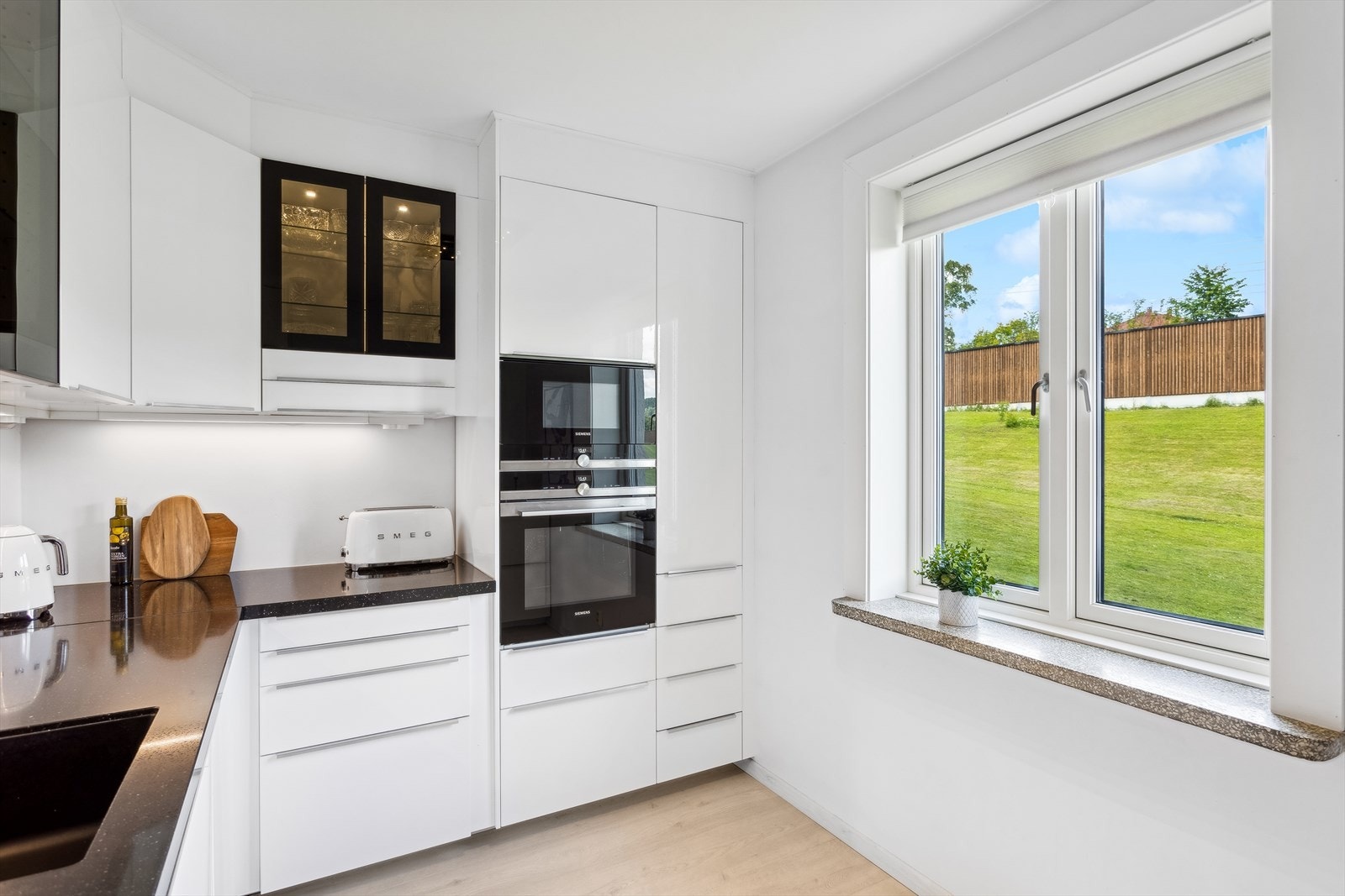 God kombinasjon av benk og skapplass gir gode oppbevaringsmuligheter. Galleribilde