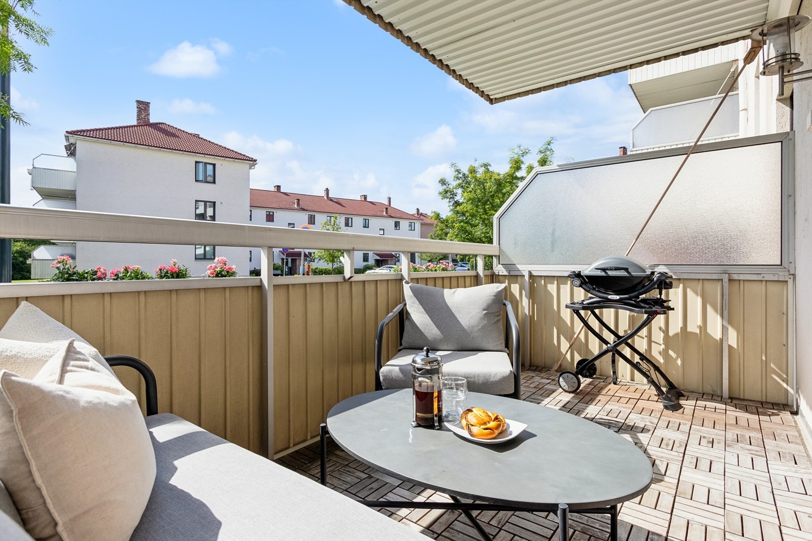 Selv i en høy første etasje er det svært lite innsyn. Hyggelig utsyn mot grøntområder. Galleribilde