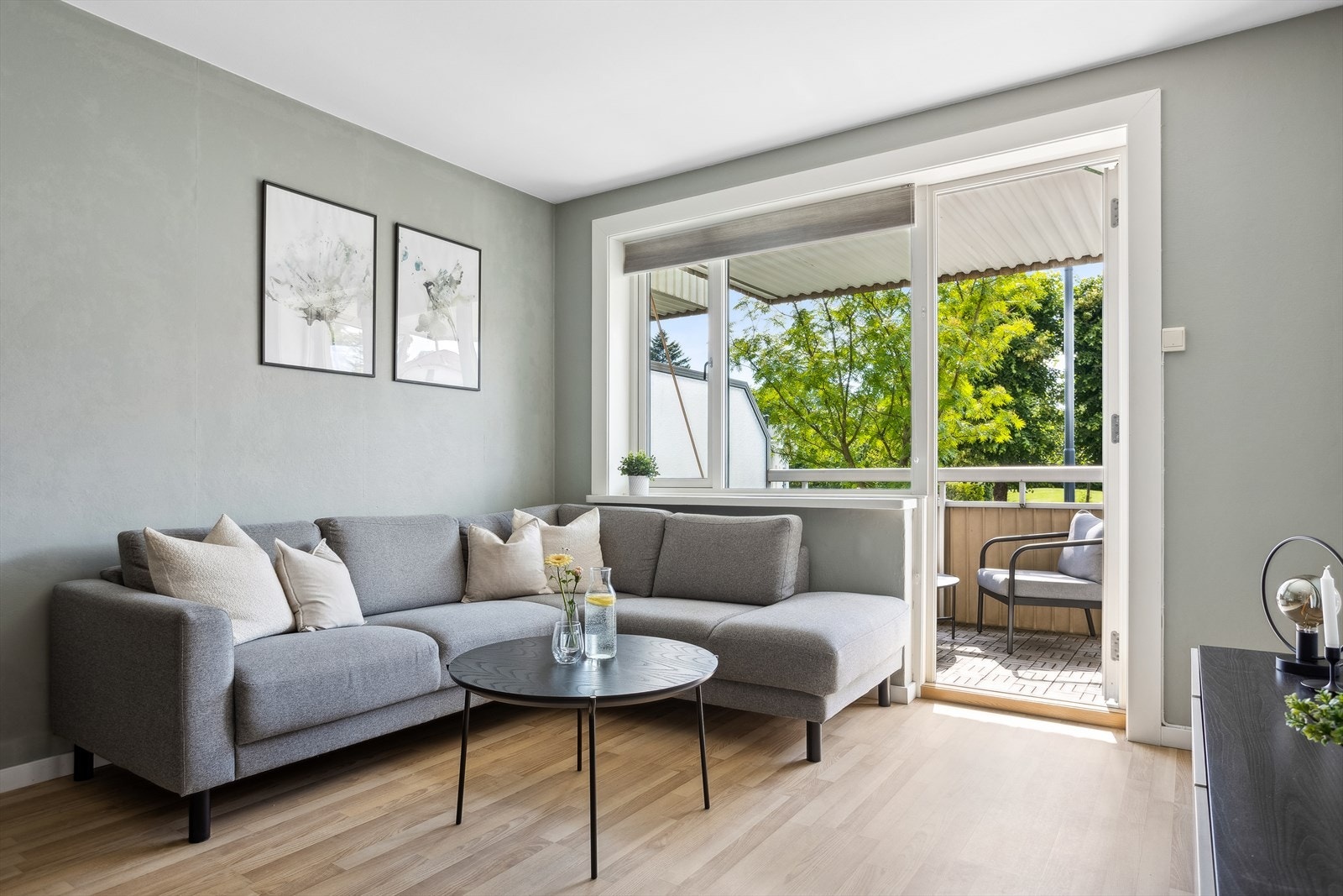 Utgang fra stuen til en sydvest-vendt balkong på ca. 7,6 m². Galleribilde