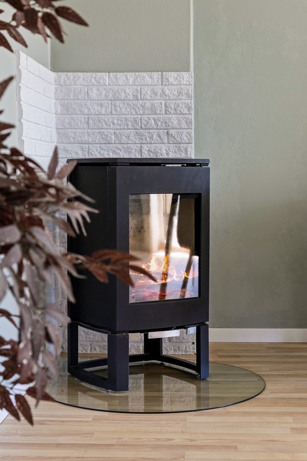 Hyggelig peis som skaper liv i stuen - perfekt til kalde vinterdager. Galleribilde