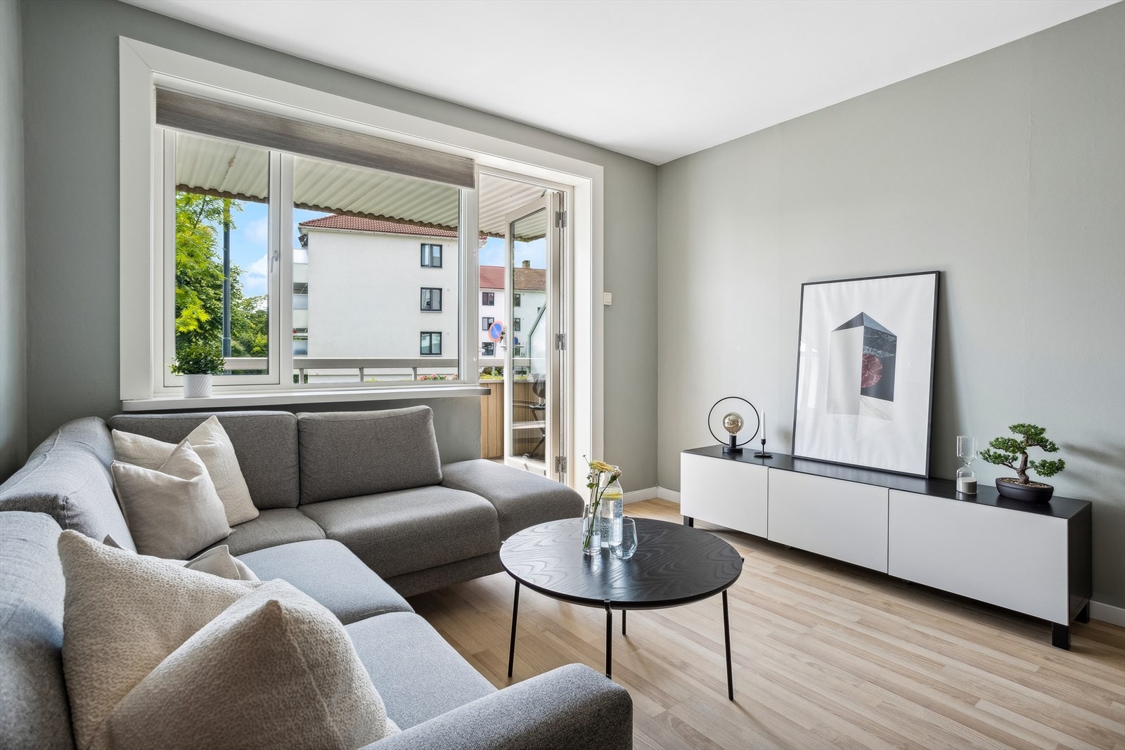 Leiligheten har en flott stueavdeling med fin møbleringsfrihet. De store vindusflatene, sammen med balkongør gir stuen en luftig atmosfære med rikelig dagslys. Galleribilde