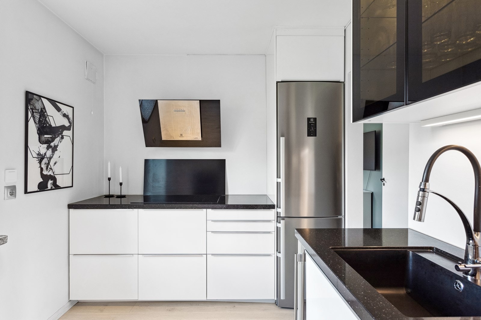 Kjøkkenet er vell utstyrt med ventilator med filter. Komfyrvakt og automatisk vann avstenger/ lekkasjevarsler installert. Galleribilde